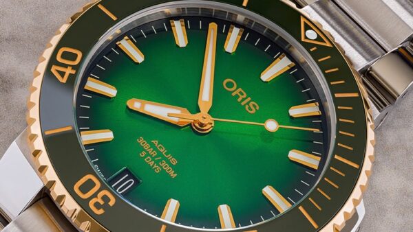 AQUIS DATE CALIBRE 400 Dial: green Metalbracelet steel polished