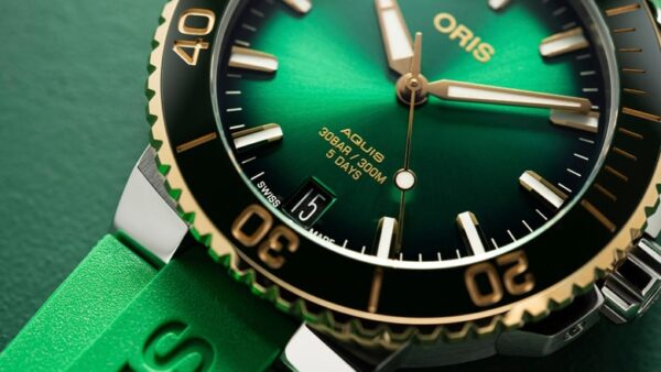 Aquis Date Cal. 400 Bico Dial: green