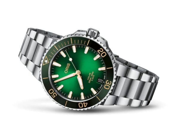AQUIS DATE CALIBRE 400 Dial: green Metalbracelet steel polished