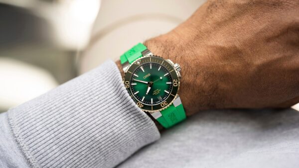 Aquis Date Cal. 400 Bico Dial: green