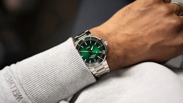 Oris Aquis Date Cal. 400 Dial: green Metalbracelet steel polished
